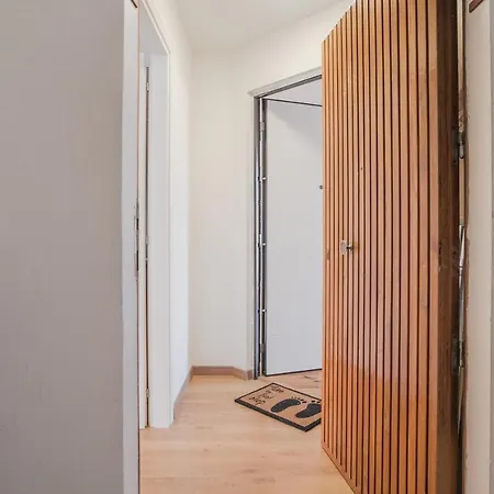 Guesthost - Modern Near The Station! Apartment *