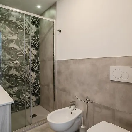 Guesthost - Modern Near The Station! Apartment *