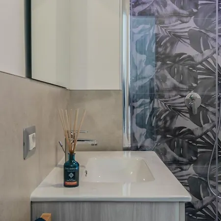 Modern Near The Station! *